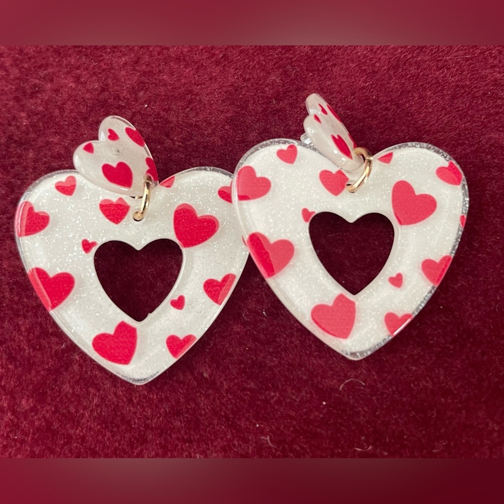EUC White Red Glitter Heart Drop Earrings.♥️🤍